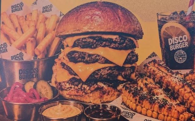 King's Combo: Kingo Disco 汉堡, 薯条, 大份玉米排, 任选酱料两份, 自制腌菜, 软饮或清爽饮品一杯