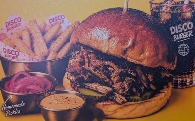 Pulled Pork Combo: Pulled Pork 汉堡, 薯条, 任选软饮一杯, 任选酱料一份, 自制腌菜