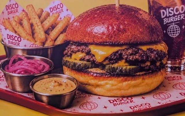 Smash Combo: Smash 汉堡, 薯条, 冰茶, 任选酱料一份, 自制腌菜